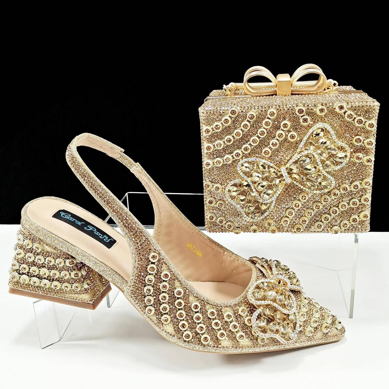 Zapatos y bolso de mano de diseño italiano Botas , zapatos y botines de Mujer Color: Gold Tamaño del zapato: 40|39|38|43|42|41 Envio Global: Almacén más cercano Zapatos y bolso de mano de diseño italiano Botas , zapatos y botines de Mujer